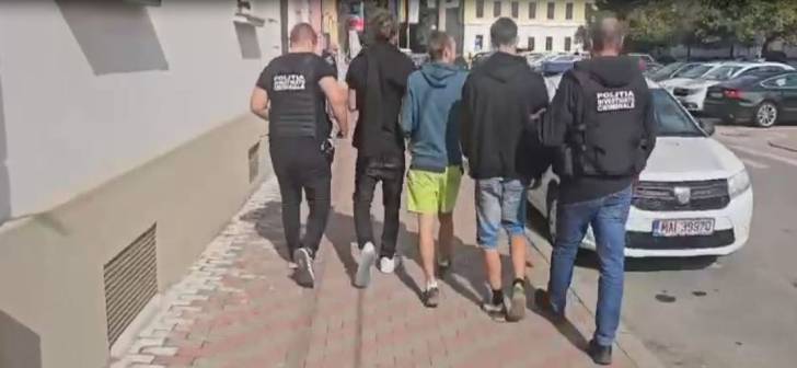 Hoți reținuți de polițiștii din Timiș. Au intrat cu forța într-un magazin și au furat haine de aproape 1.000 de euro. Clipă video. Hoți reținuți de polițiștii din Timiș. Au intrat cu forța într-un magazin și au furat haine de aproape 1.000 de euro. Clipă video.