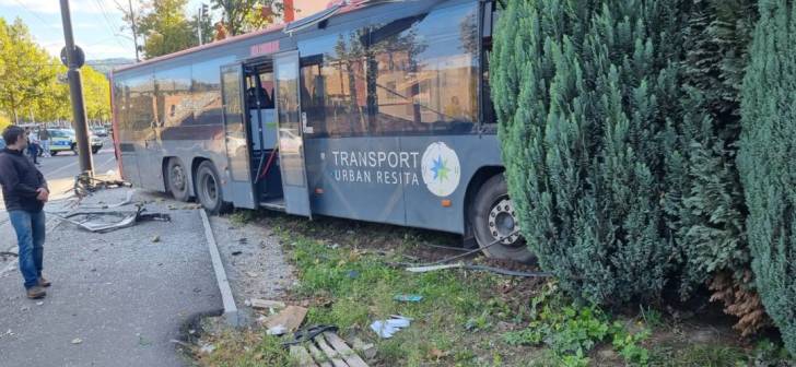 Accident grav: Autobuz plin de pasageri lovit de masina Accident grav: Autobuz plin de pasageri lovit de masina