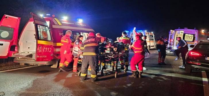 Accident sever în Timiș: Mașină răsturnată, 3 copii și mamă răniți Accident sever în Timiș: Mașină răsturnată, 3 copii și mamă răniți