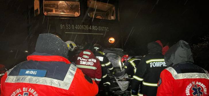 Tragedie pe calea ferată: un șofer a murit după ce mașina sa a fost izbită de tren. Tragedie pe calea ferată: un șofer a murit după ce mașina sa a fost izbită de tren.
