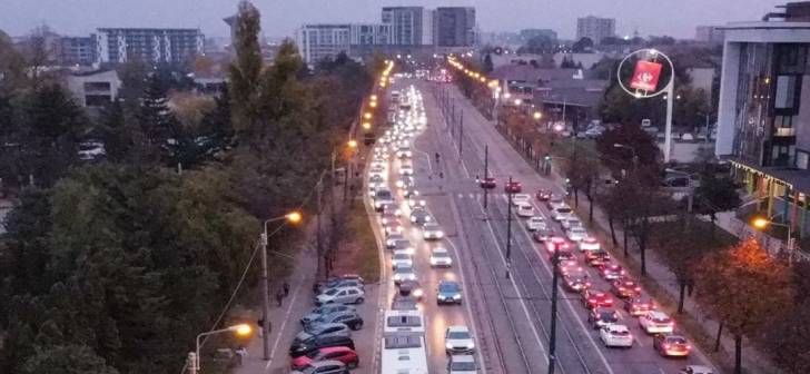 Calvarul șoferilor din Timișoara: încep lucrările de reparații pe un bulevard aglomerat.