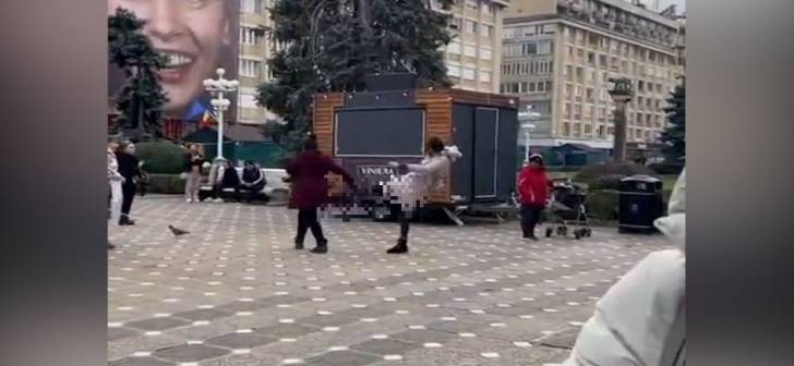 Scandal în centrul Timișoarei: Două tinere se bat cu pumni și picioare în ziua sărbătorii. Scandal în centrul Timișoarei: Două tinere se bat cu pumni și picioare în ziua sărbătorii.