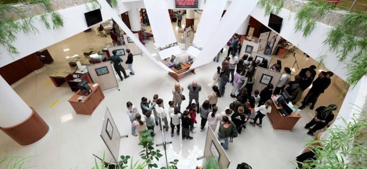 Expoziția de desene ‘O călătorie vizuală prin Timișoara’ se deschide la Biblioteca UPT Expoziția de desene ‘O călătorie vizuală prin Timișoara’ se deschide la Biblioteca UPT