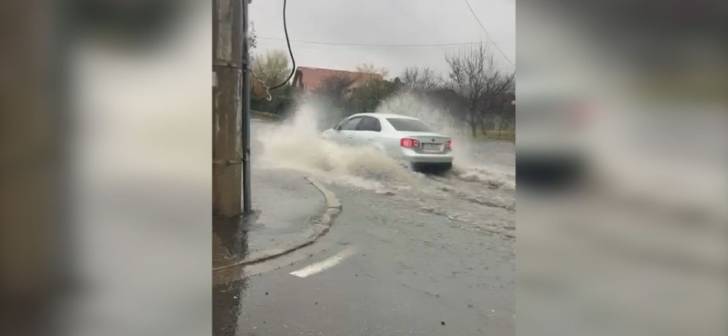 Kilograme de apă pe cea mai lungă stradă din Timișoara: Cum se descurcă șoferii? VIDEO Kilograme de apă pe cea mai lungă stradă din Timișoara: Cum se descurcă șoferii? VIDEO
