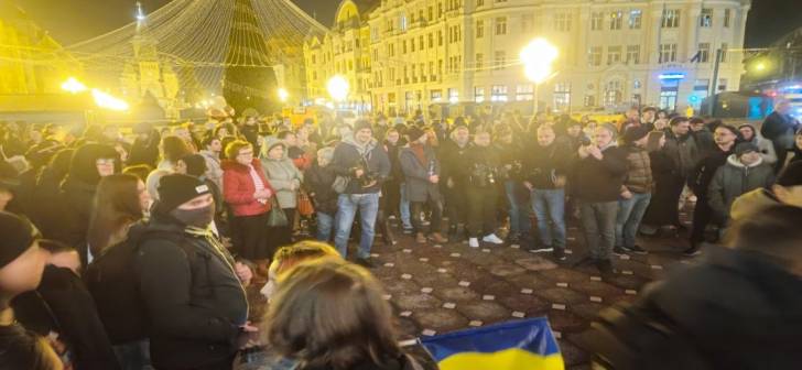 Tineri protestează la Timișoara împotriva ideologiilor extremiste. Mitin pro-european la Piața Operei. Tineri protestează la Timișoara împotriva ideologiilor extremiste. Mitin pro-european la Piața Operei.