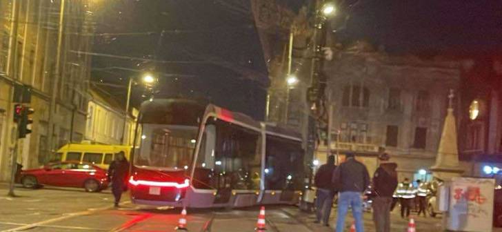 Tramvaiul Bozankaya a deraiat și a ajuns pe trotuar în Piața Traian, Timișoara. Video. Tramvaiul Bozankaya a deraiat și a ajuns pe trotuar în Piața Traian, Timișoara. Video.