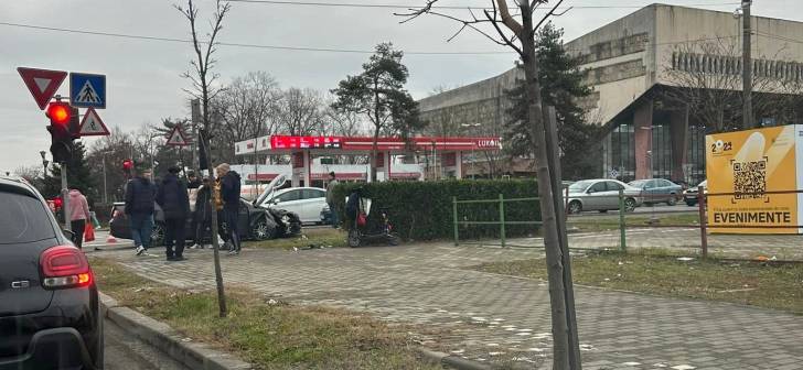 Femeie rănită în accident la intersecție în Timișoara. Vezi imagini! Femeie rănită în accident la intersecție în Timișoara. Vezi imagini!