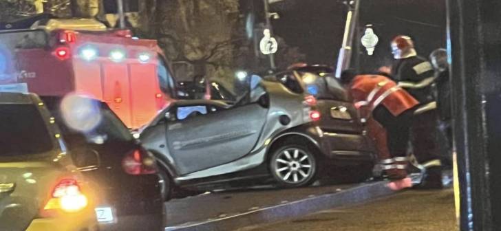 Accident grav la Timișoara: Tânăr înfipt cu mașina în semafor la intersecție