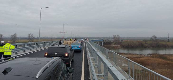 Traficul a fost deschis pe Centura Est Arad, legătură cu șoseaua către Timișoara. Traficul a fost deschis pe Centura Est Arad, legătură cu șoseaua către Timișoara.