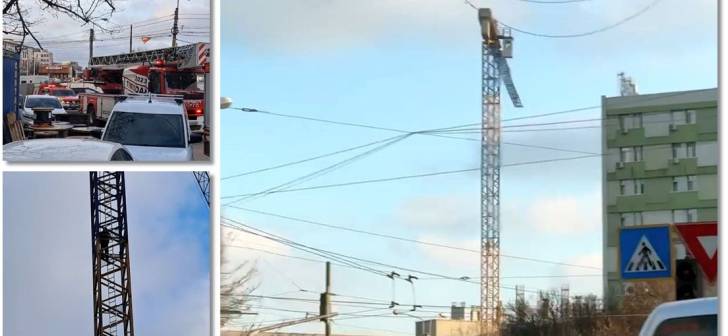 Barbat protesteaza la Timisoara, urcat pe macara la 20 de metri inaltime. Barbat protesteaza la Timisoara, urcat pe macara la 20 de metri inaltime.
