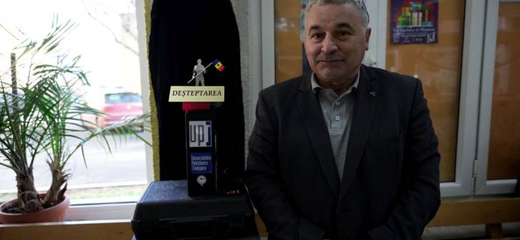 Profesori de la UPT creează statuetă mobilă pentru aniversarea a 35 de ani