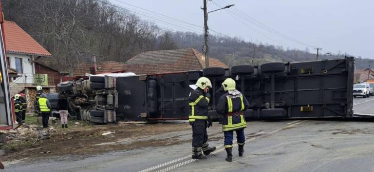 Accident grav pe drumul din vest: tir răsturnat cu mărfuri. Vezi imaginile! Accident grav pe drumul din vest: tir răsturnat cu mărfuri. Vezi imaginile!