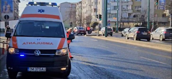 Ambulanța lovită de șoferița în Timișoara. Accident cu mașină în intersecție. Video. Ambulanța lovită de șoferița în Timișoara. Accident cu mașină în intersecție. Video.