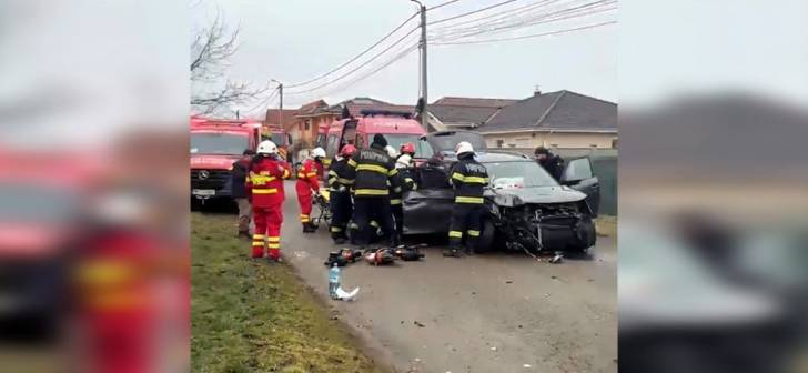 Accident grav in apropiere de Timisoara: 3 raniti dupa ce o dubita a lovit o masina
