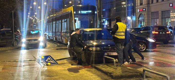Coliziune între BMW și tramvai Bozankaya galben în centrul Timișoarei Coliziune între BMW și tramvai Bozankaya galben în centrul Timișoarei