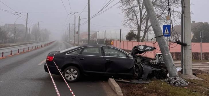 Accident grav în apropierea Timișoarei: mașină distrusă și stâlp de beton răsturnat Accident grav în apropierea Timișoarei: mașină distrusă și stâlp de beton răsturnat
