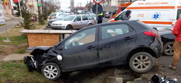 Accident grav cu 3 mașini aproape de Timișoara: șofer în fugă, oameni răniți Accident grav cu 3 mașini aproape de Timișoara: șofer în fugă, oameni răniți