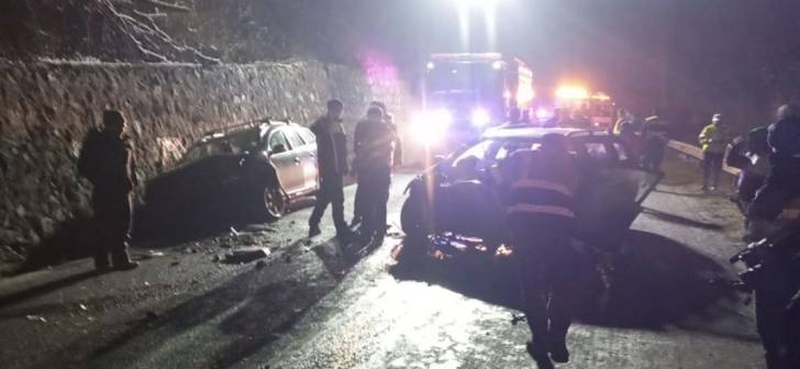 5 mașini implicate în accident pe drumul Timișoara - Reșița, 5 răniți 5 mașini implicate în accident pe drumul Timișoara - Reșița, 5 răniți