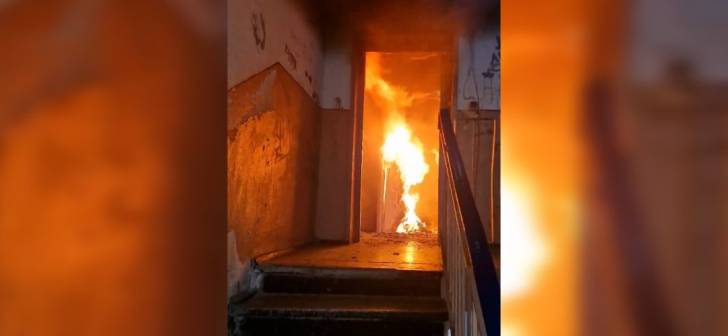Garsoniera mistuita de flacari in Timisoara: 16 oameni evacuati din blocul cuprins de incendiu Garsoniera mistuita de flacari in Timisoara: 16 oameni evacuati din blocul cuprins de incendiu