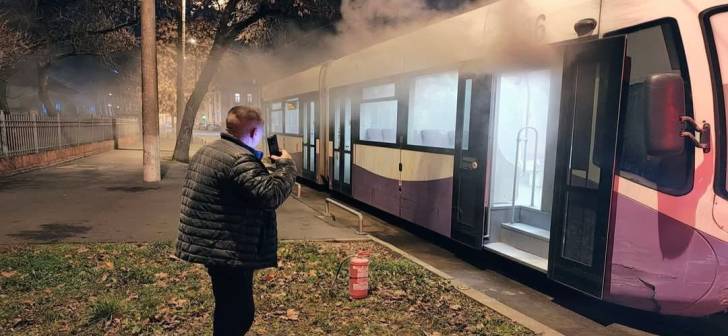 Incendiu la Timișoara: Tramvai în flăcări lângă Spitalul de Copii Incendiu la Timișoara: Tramvai în flăcări lângă Spitalul de Copii