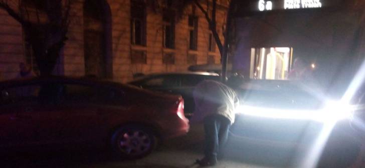 Un localnic oprește transportul public în Timișoara. Situația frecventă a mașinilor blocate. FOTO Un localnic oprește transportul public în Timișoara. Situația frecventă a mașinilor blocate. FOTO