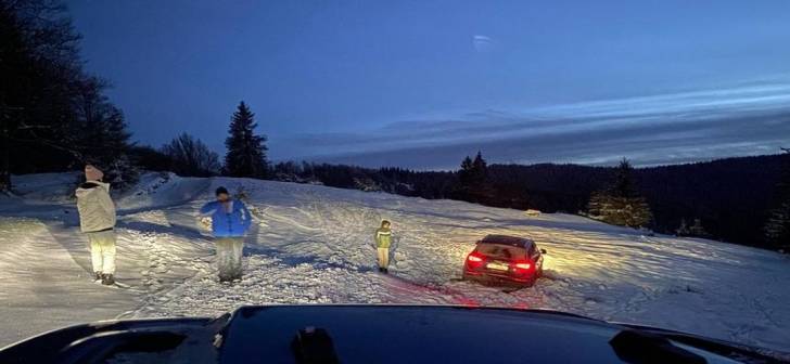 Familie din Timișoara blocată în zăpadă pe Muntele Mic, oprise să facă poze. Familie din Timișoara blocată în zăpadă pe Muntele Mic, oprise să facă poze.