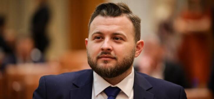 USR apără drepturile studenților împotriva deciziilor guvernului PSD-PNL privind tăierea facilităților (P)