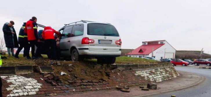 Șofer de 72 de ani implicat în accident lângă Timișoara. Masina pe sens giratoriu. (Foto)