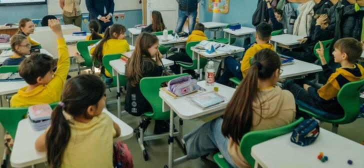 Montarea noilor bănci în școlile din Timișoara. Ce schimbări aduce pentru elevi?