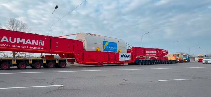 VIDEO. Transport uriaș străbate vestul României, lung cât un teren de fotbal VIDEO. Transport uriaș străbate vestul României, lung cât un teren de fotbal