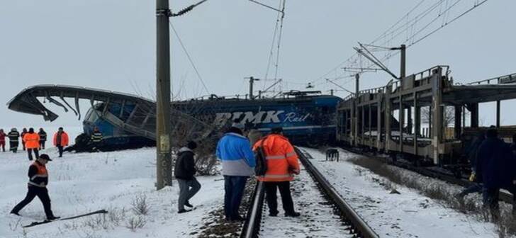 Coliziune între două trenuri de marfă, cu un deces în urma impactului