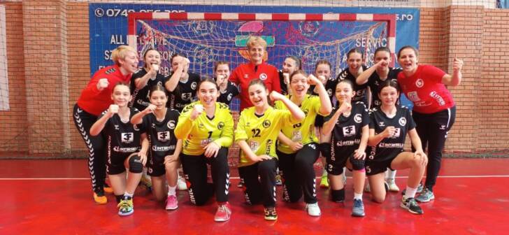 Lupta fierbinte pentru medalii naționale între echipele de handbal și baschet din Timișoara.