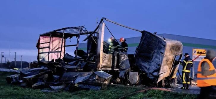 Tragedie în urma coliziunii dintre autobasculantă și tir. Doi morți în accidentul devastator. Tragedie în urma coliziunii dintre autobasculantă și tir. Doi morți în accidentul devastator.