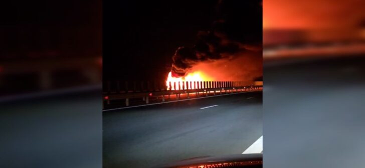 Incendiu de proporții pe autostrada Timișoara - Deva, filmat live de martori. Incendiu de proporții pe autostrada Timișoara - Deva, filmat live de martori.