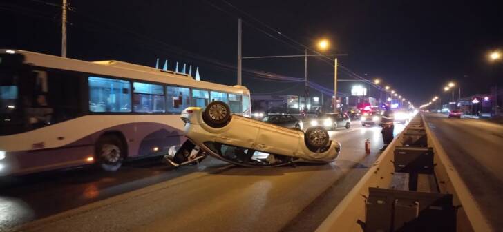 Accident grav: mașină răsturnată, copil și mamă răniți în impact violent provocat de șoferiță Accident grav: mașină răsturnată, copil și mamă răniți în impact violent provocat de șoferiță