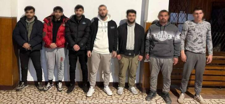 Migranții din trei țări, opriți pe autostradă în drum spre vestul Europei. Migranții din trei țări, opriți pe autostradă în drum spre vestul Europei.