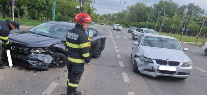 Accident în intersecție la Timișoara: două mașini colidate, șoferul nevinovat transportat la spital. FOTO Accident în intersecție la Timișoara: două mașini colidate, șoferul nevinovat transportat la spital. FOTO