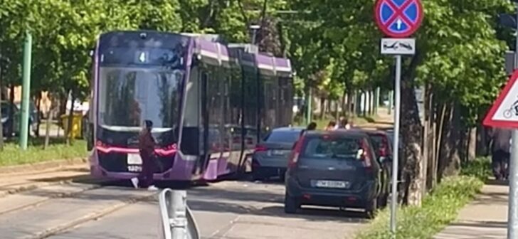 Accident la Timișoara: o mașină s-a ciocnit cu un tramvai, trei copii erau în autoturism.