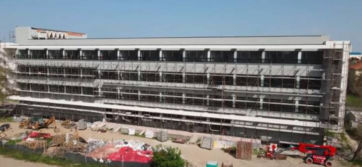 „O nouă fațadă aproape finalizată la campusul școlar Lenau din Timișoara, așteptată de trei ani.” „O nouă fațadă aproape finalizată la campusul școlar Lenau din Timișoara, așteptată de trei ani.”