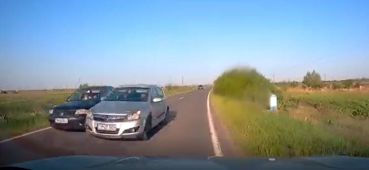 VIDEO. Scene șocante: șofer circulă pe contrasens pe drumul Timișoara - Cenad.