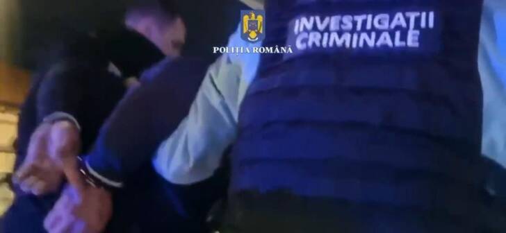 Prins tâlharul care a agresat o fetiță în Arad, capturat de polițiștii din Timișoara. Prins tâlharul care a agresat o fetiță în Arad, capturat de polițiștii din Timișoara.
