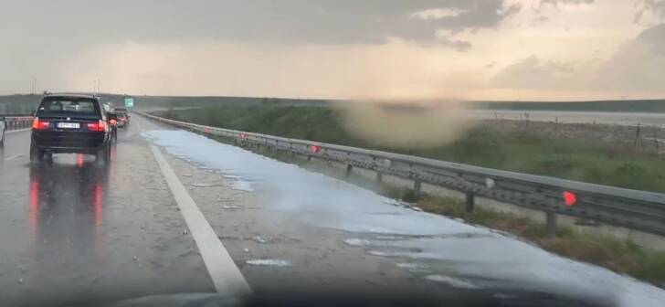 VIDEO. Grindina a lovit autostrada lângă Timișoara. Alertă Cod Portocaliu de furtună.