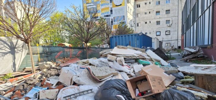 Constructorul din Timișoara amendat pentru nerespectarea regulilor privind gestionarea gunoiului, risca penalități conform contractului.