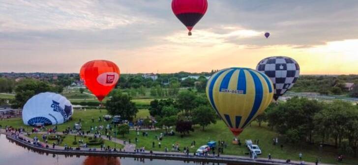 Festival de baloane cu aer cald lângă Timișoara promite o experiență memorabilă. VIDEO Festival de baloane cu aer cald lângă Timișoara promite o experiență memorabilă. VIDEO