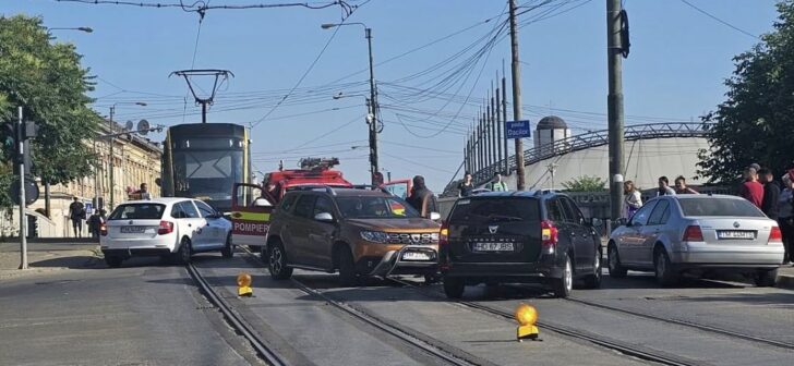 Șofer rănit după ce a intrat pe contrasens într-un accident în Timișoara. Șofer rănit după ce a intrat pe contrasens într-un accident în Timișoara.