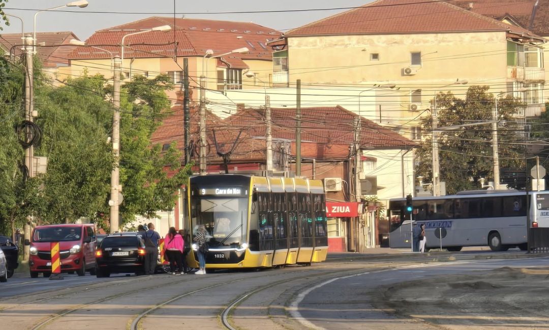  Accident pe bulevardul Liviu Rebreanu și impact cu mașină.