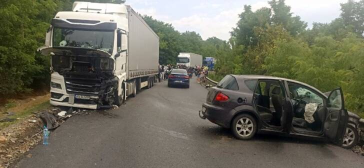 Accident pe cea mai aglomerată șosea din vest: o mașină și un camion s-au ciocnit Accident pe cea mai aglomerată șosea din vest: o mașină și un camion s-au ciocnit