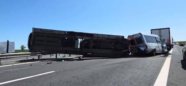 Trei mașini implicate într-un accident pe autostrada din Timiș: răniți și trafic oprit. VIDEO Trei mașini implicate într-un accident pe autostrada din Timiș: răniți și trafic oprit. VIDEO
