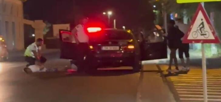 Șofer de 18 ani, scos din mașină și încătușat lângă Timișoara, ce s-a întâmplat? Șofer de 18 ani, scos din mașină și încătușat lângă Timișoara, ce s-a întâmplat?