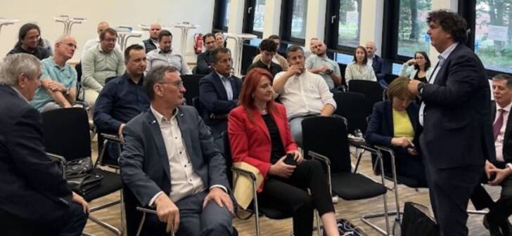 Rectorul Politehnicii Timișoara discută cu foști studenți stabiliți în Germania.